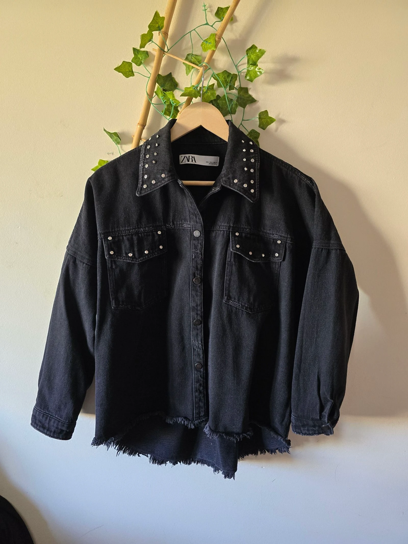 Cazadora vaquera negra oversize detalles brillantes de Zara/talla S-perfecto estado.